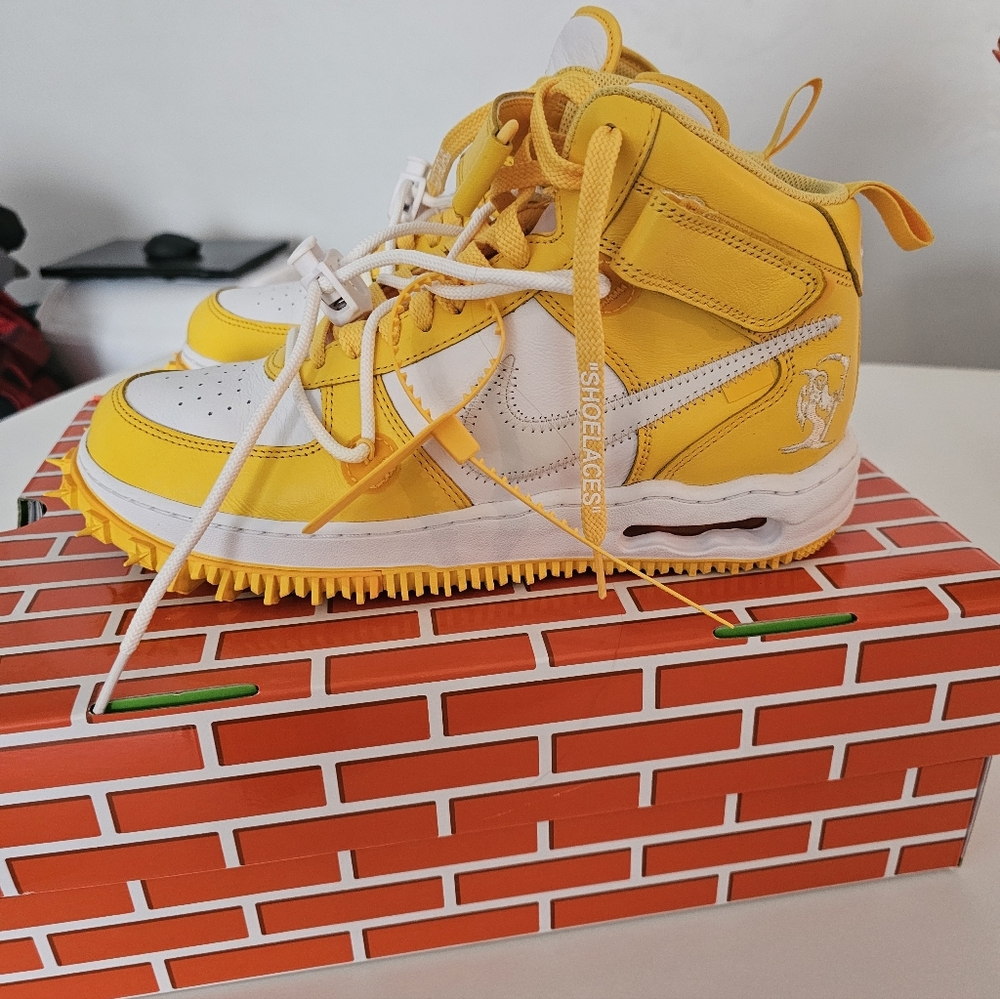 NIKE x Off-White Yellow and White Sneakers - Picture 4 of 6
